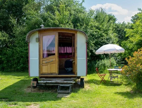 Une roulotte gitane traditionnelle…